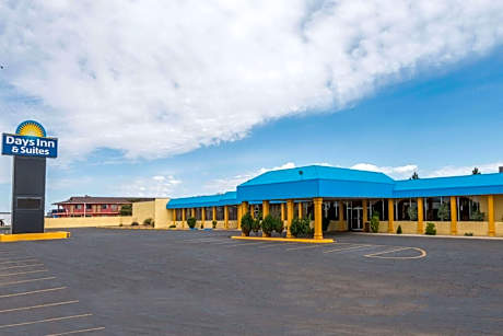 Days Inn & Suites by Wyndham Clovis