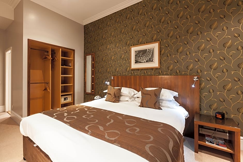 54 Queen's Gate Hotel