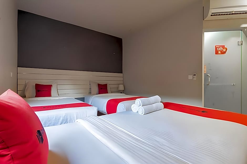 RedDoorz Plus near Asia Afrika 3