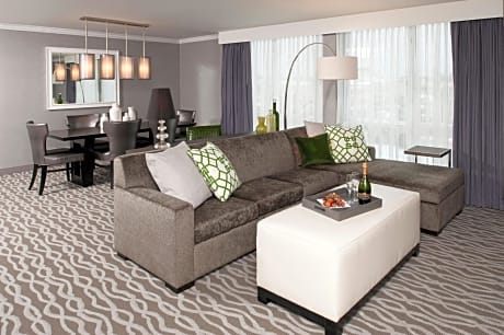 DoubleTree by Hilton Hotel and Conference Center Chicago North Shore