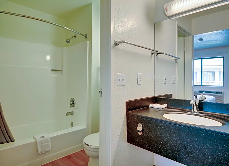 Motel 6-Southington, CT - Hartford