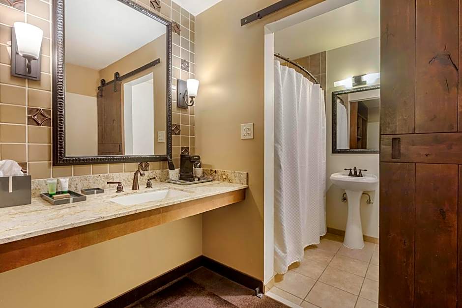 Carlton Oaks Lodge, an Ascend Collection Hotel