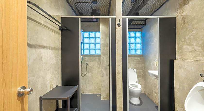 Siam Subway Hostel and Cafe