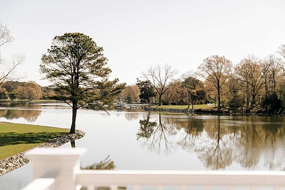 The Oaks Waterfront Hotel