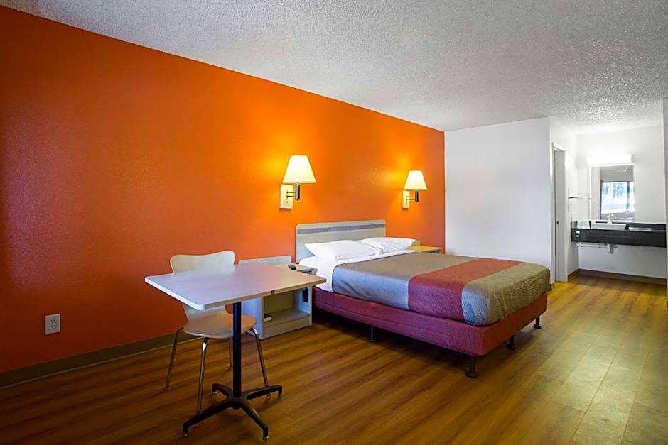 Photo 1 of 29 of Motel 6 Kingman, AZ - Route 66 West