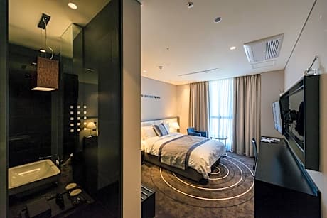 Deluxe Queen Room