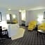 Oak Hill Inn & Suites