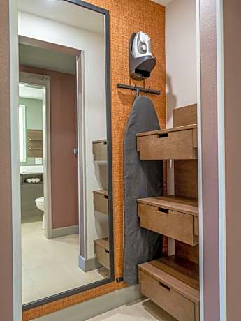 King Room with Accessible Tub - Mobility Access