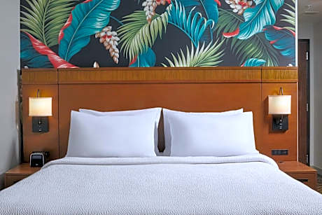 King Room with Bathtub - Mobility Access/Hearing Accessible