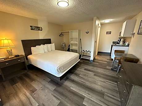 Queen Studio with Queen Sofa Sleeper and Kitchenette