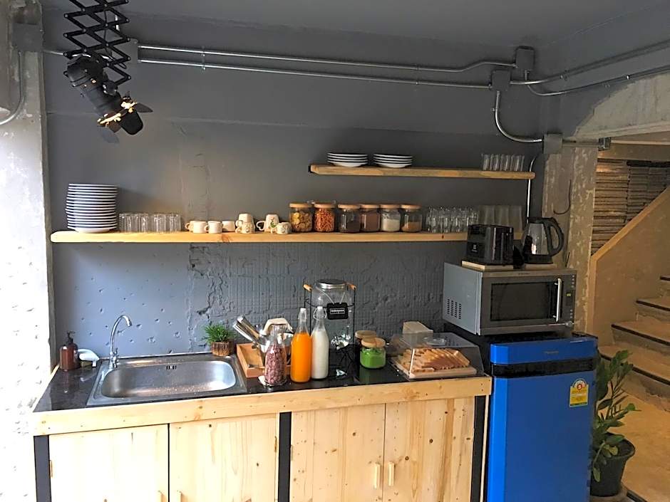 UdonBackpackers Beds and cafe