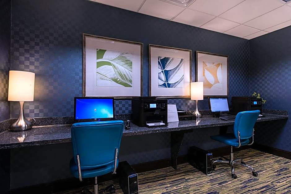 Holiday Inn Express and Suites Dickson City By IHG