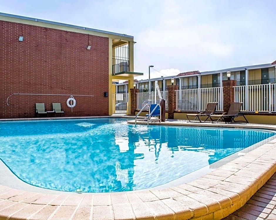 Quality Inn Airport - Cruise Port