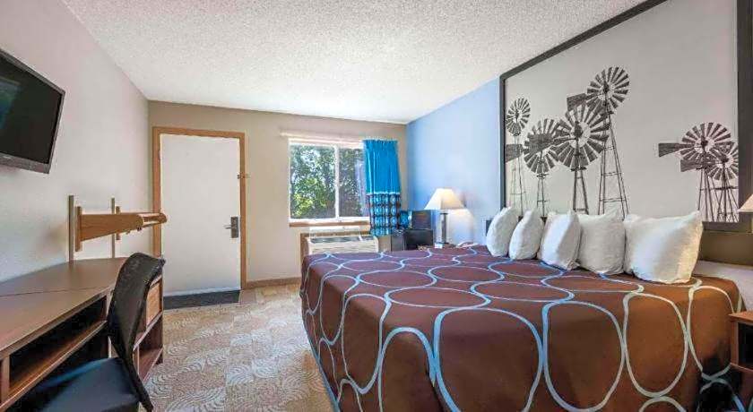 Super 8 by Wyndham Beloit