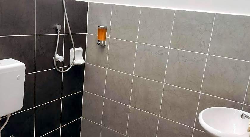 CMN Hotel & Homestay