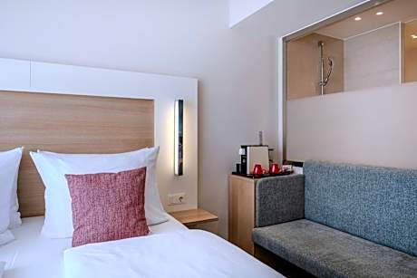 Queen Room with City View and Shower