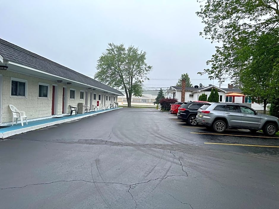 Rodeway Inn & Suites Brunswick near Hwy 1