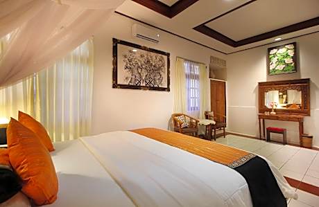 Three-Bedroom Suite with Kitchen