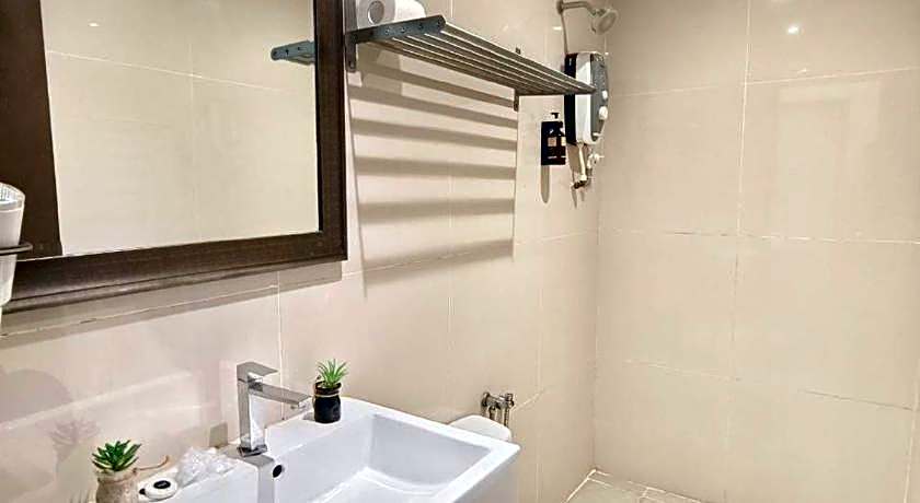 Riverbank Hotel by MRVJ BUSINESS