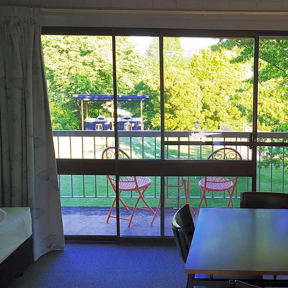 Motel Sierra - Bright