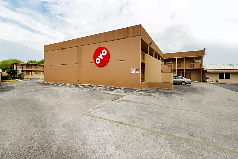 OYO Hotel San Antonio  Lackland AFB/Seaworld Hwy 90 W