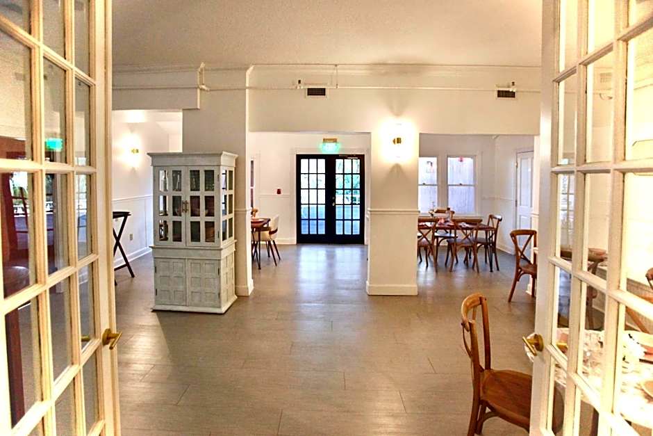 Peninsula Bed & Cocktails