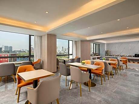 Kyriad Marvelous Hotel Guigang Wuyue Plaza High-speed Railway Station