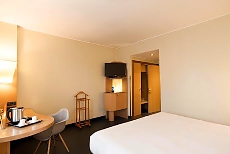 Standard Double Room with one Queen Bed