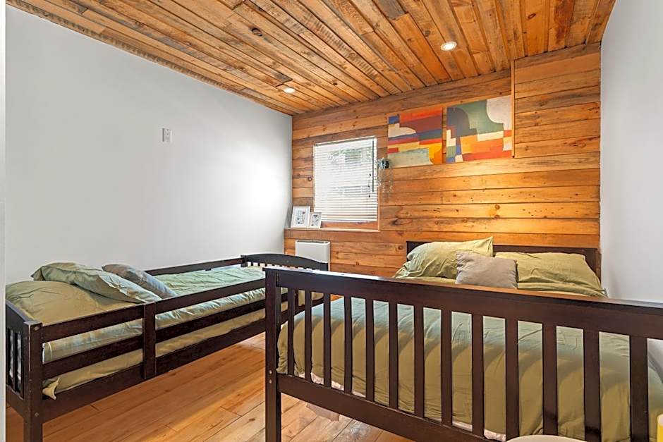 Rustic Waterfront Chalet Panoramic View and Spa