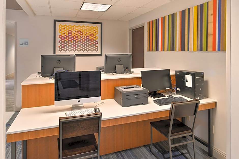 Holiday Inn Express Woodland By IHG