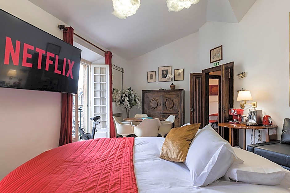 Unique Double Room in 17-century Sintra Center Home with snooker, piano, patio and BBQ