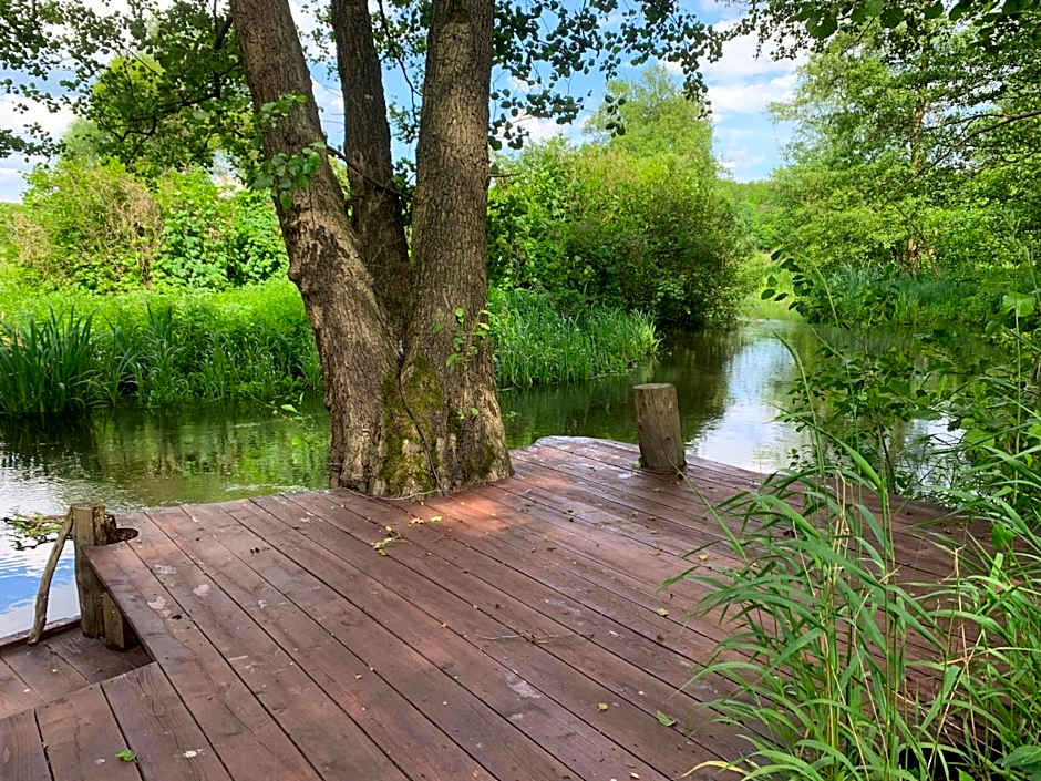 Domek na drzewie w Dolinie Uradu