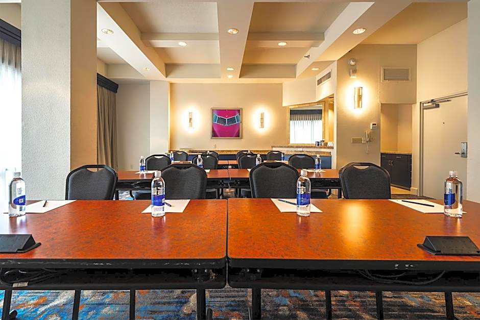 DoubleTree By Hilton Houston Hobby Airport