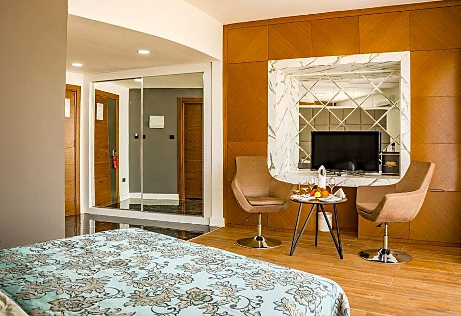 Novel Centre Point Hotel