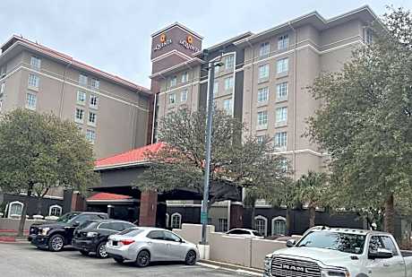 La Quinta Inn & Suites by Wyndham San Antonio Airport