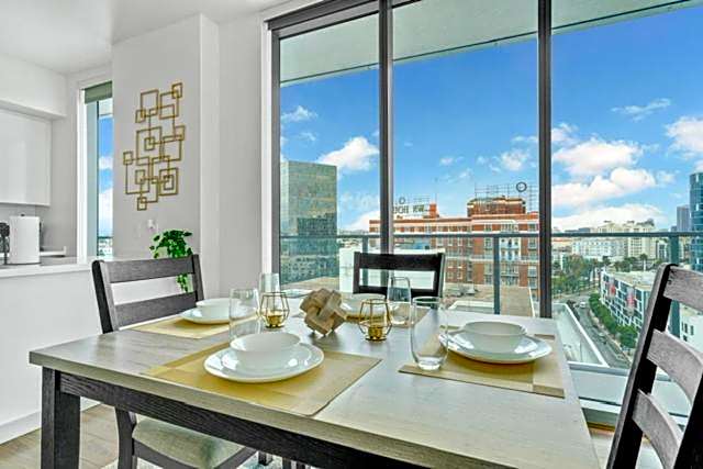 Modern Luxury 2 Bed with Panoramic City Views in Downtown LA