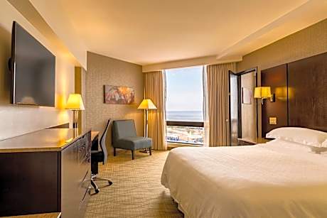Executive, Club lounge access, Suite, 1 King, City view