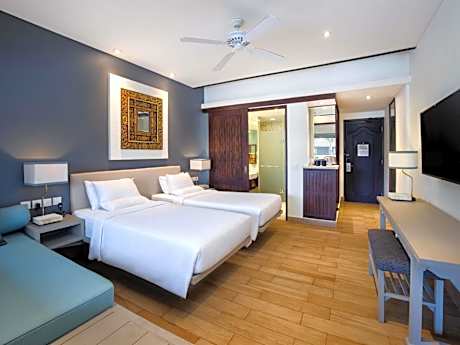 Deluxe Room with Two Single Beds - Pool Access