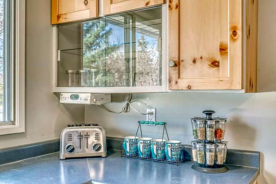 Boho Retreat w/King Bed on Bow River Pathway