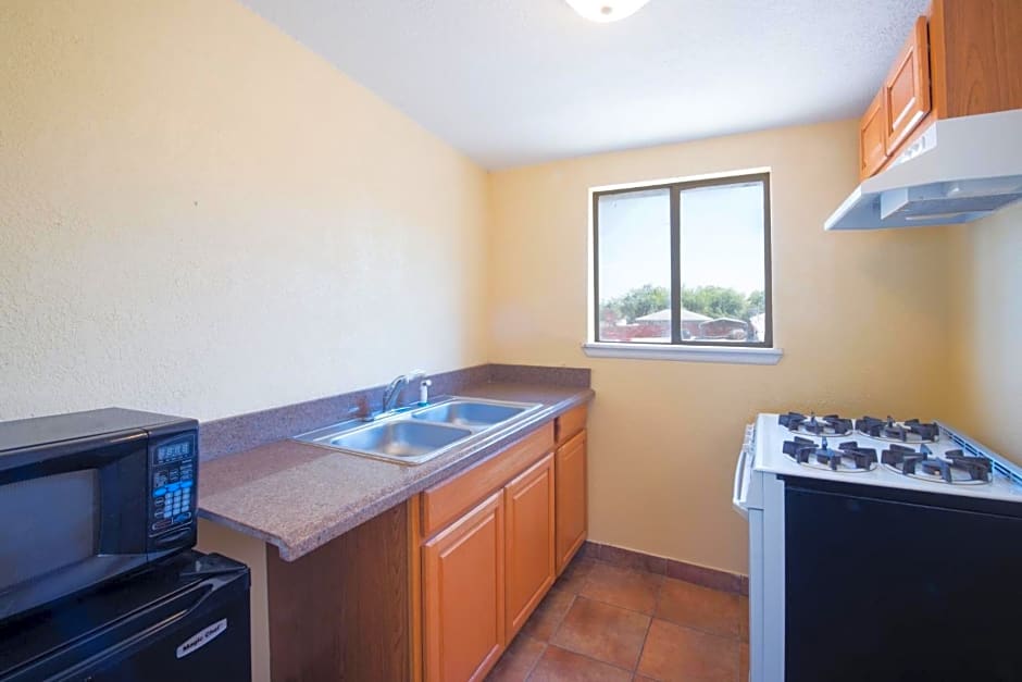 Executive Inn and Kitchenette Suites