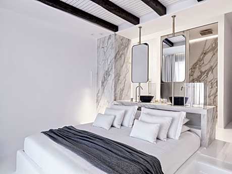 Executive Suite with Private Heated Pool Sea View