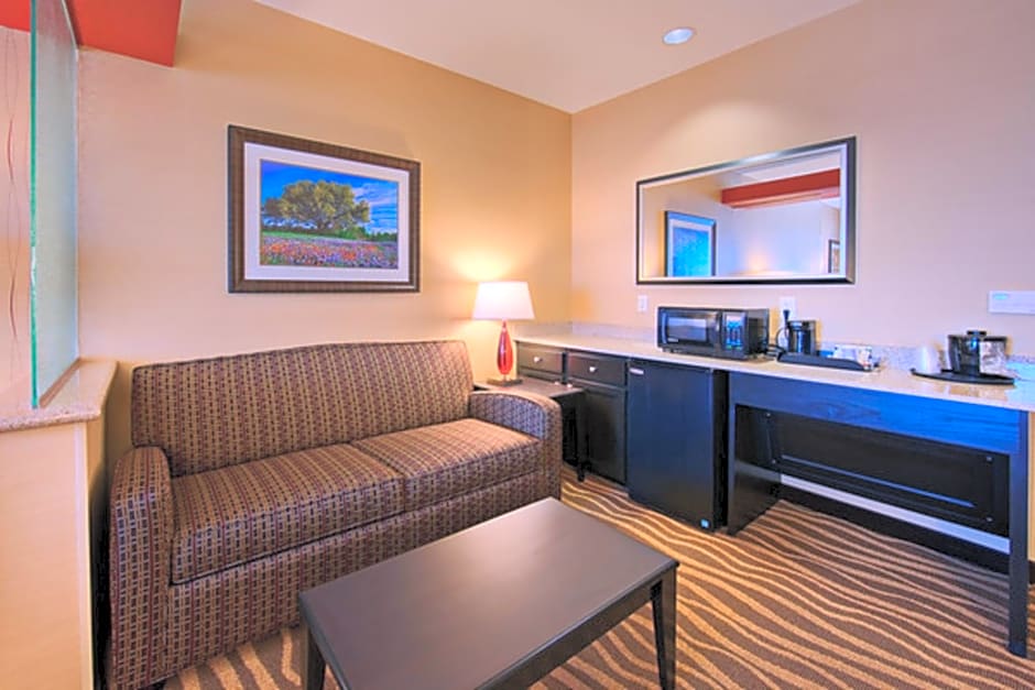 Holiday Inn Express & Suites Cotulla By IHG