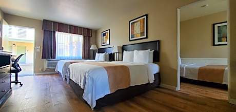 Family Suite, 2 Queen Beds, 1 Double Bed, Non Smoking