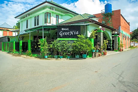 Super OYO 1682 Greenia Hotel