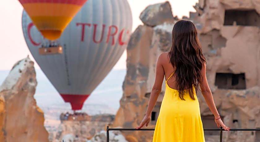 Seki Cave Hotel – Wake Up to Hot Air Balloons