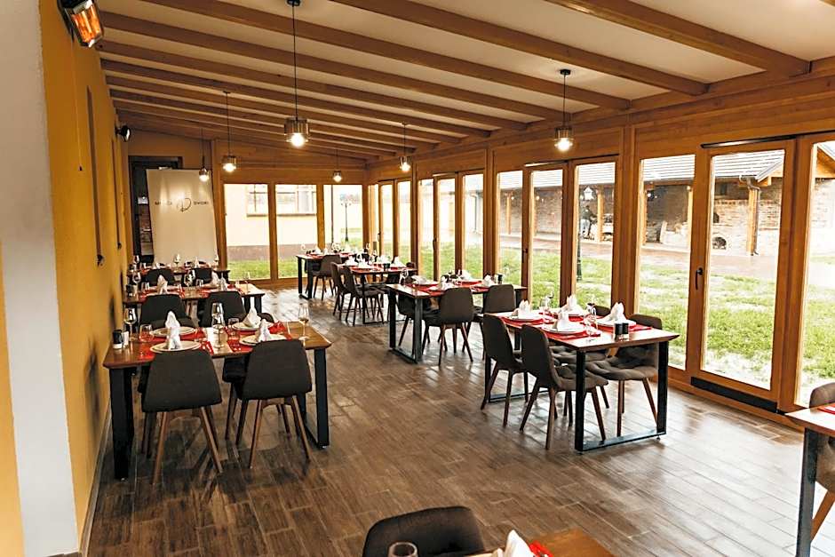 Pansion Mihića dvori