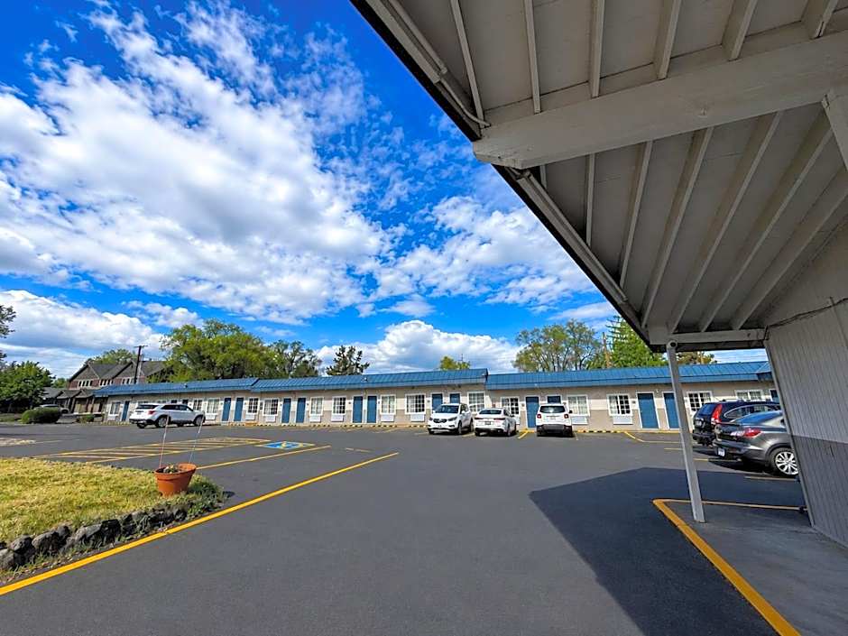 Royal Gateway Motel by OYO