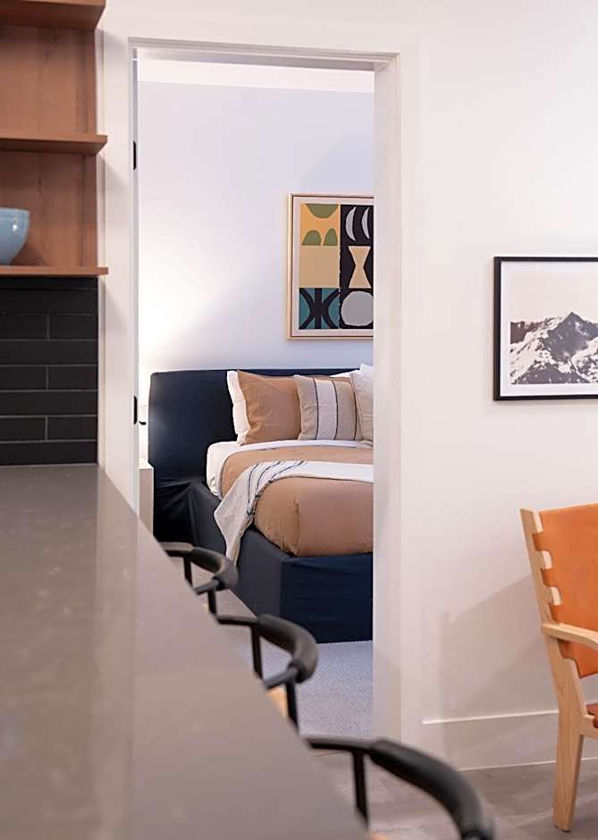 Snow & Swing Getaway - Three Bedrooms with Hot Tub (Stay Revy)