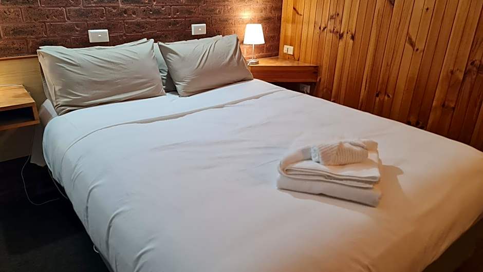 Country Roads Motor Inn