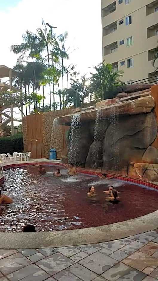 Golden Dolphin 3Pessoas com piscinas termais mais toalhas e roupas de cama lençóis travesseiros fronhas limpeza do check in impostos e taxas já incluso ATENÇÃO A hospedagem podera ocorrer no express ou Grand hotel,conforme a disponibilidade de apto